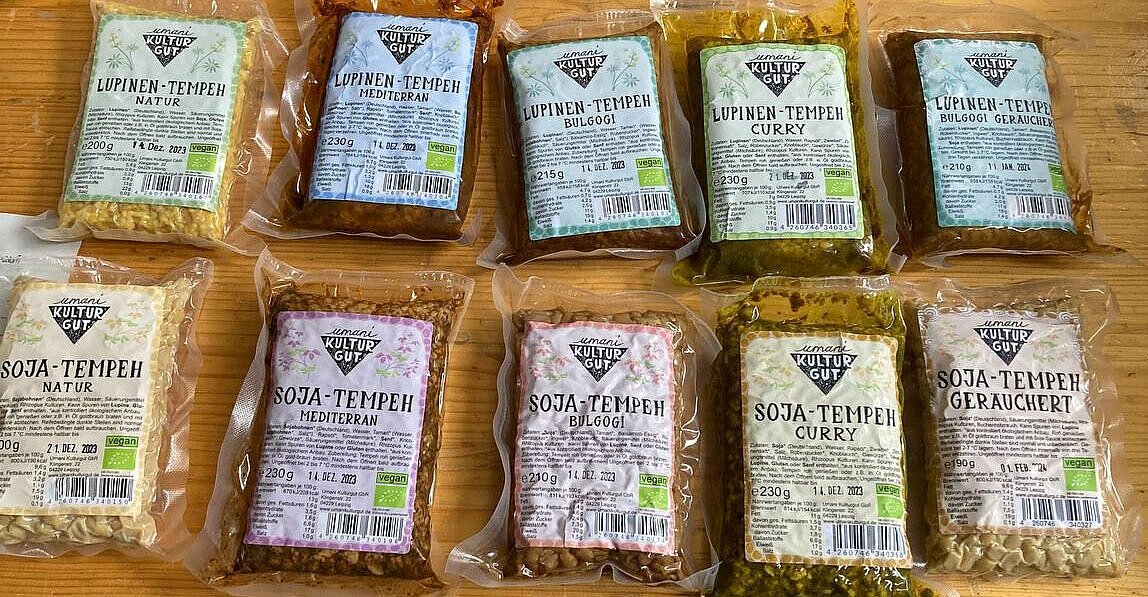 Verschiedene Packungen mit Tempeh