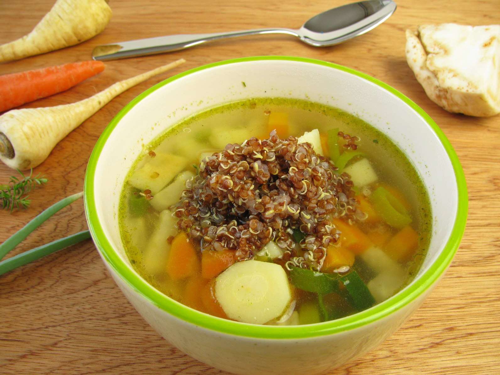Suppe mit Quinoa, Klick führt zu Großansicht im neuen Fenster.