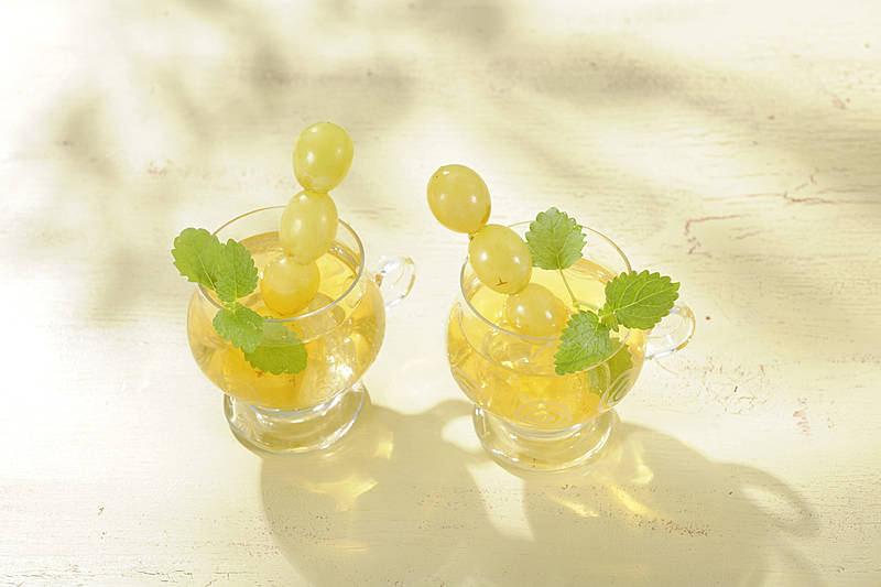 Traubenbowle mit Apfel und Melisse 