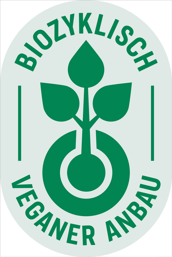 Grünes Schriftlogo des Vereins Biozyklisch-Veganer Anbau e.V.. Klick führt zu Großansicht im neuen Fenster.