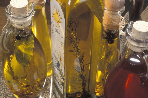 Arrangement von Essig- und Ölflaschen