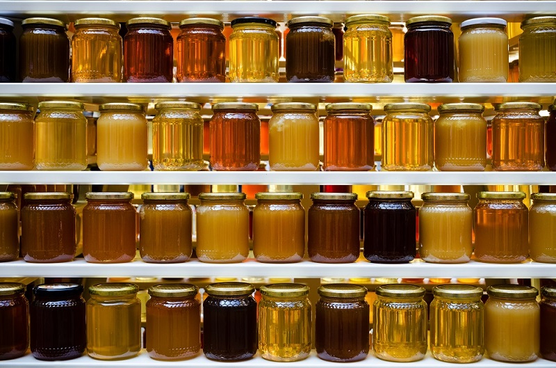Regal voller Honiggläser