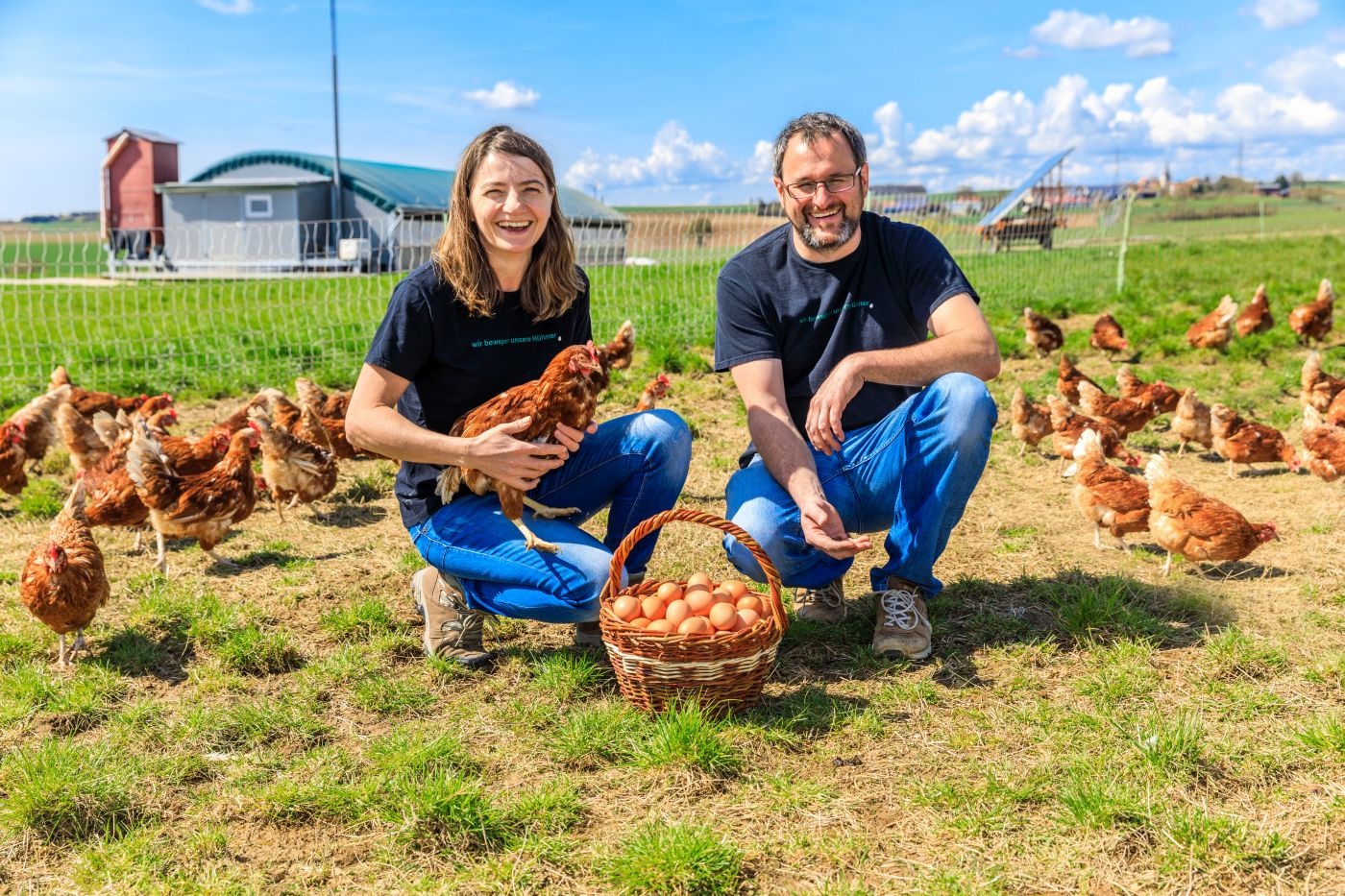 Mann und Frau Auf Feld mit Hühnern und Eiern.