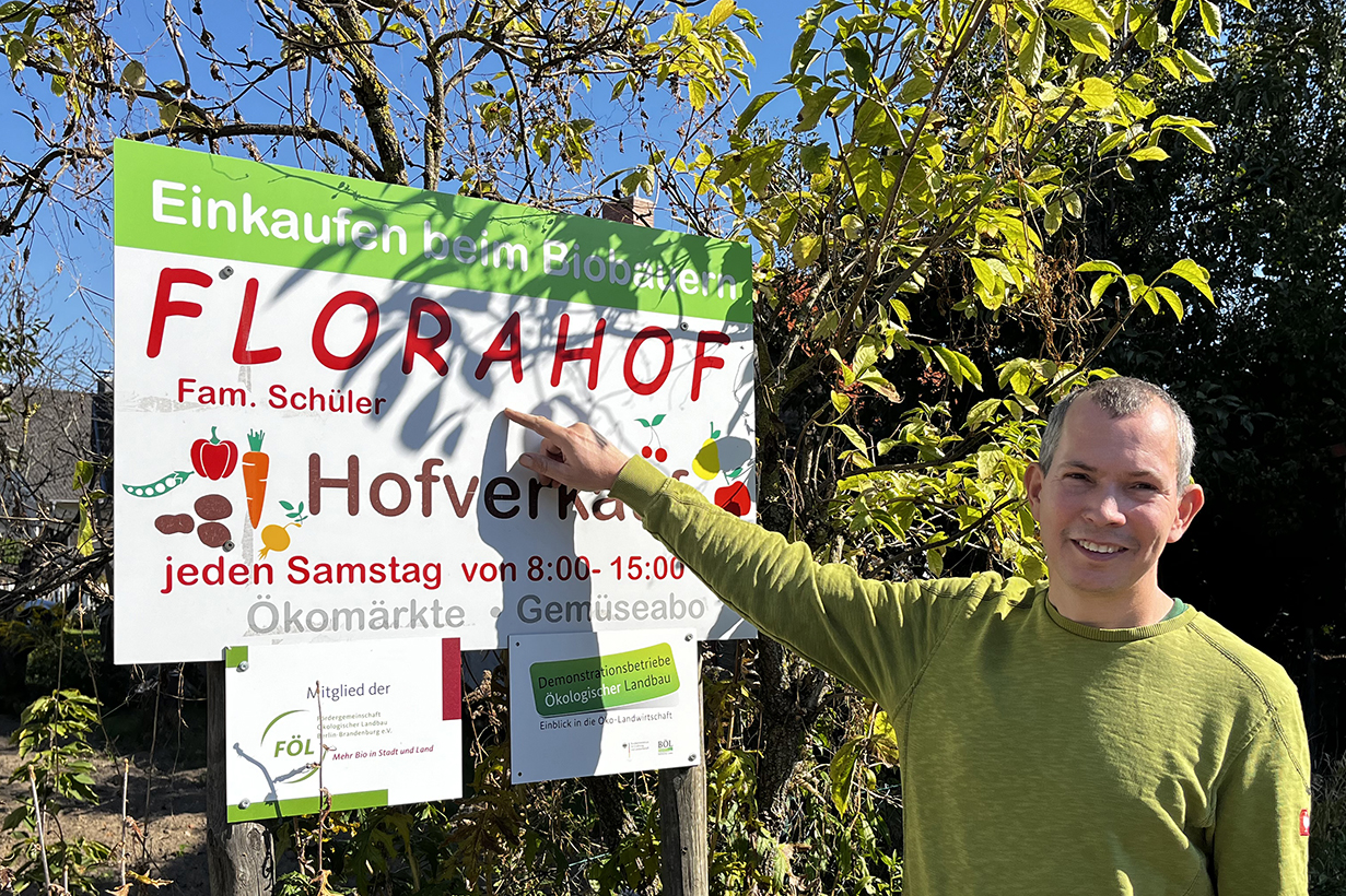 Markus Schüler vor dem Hofschild