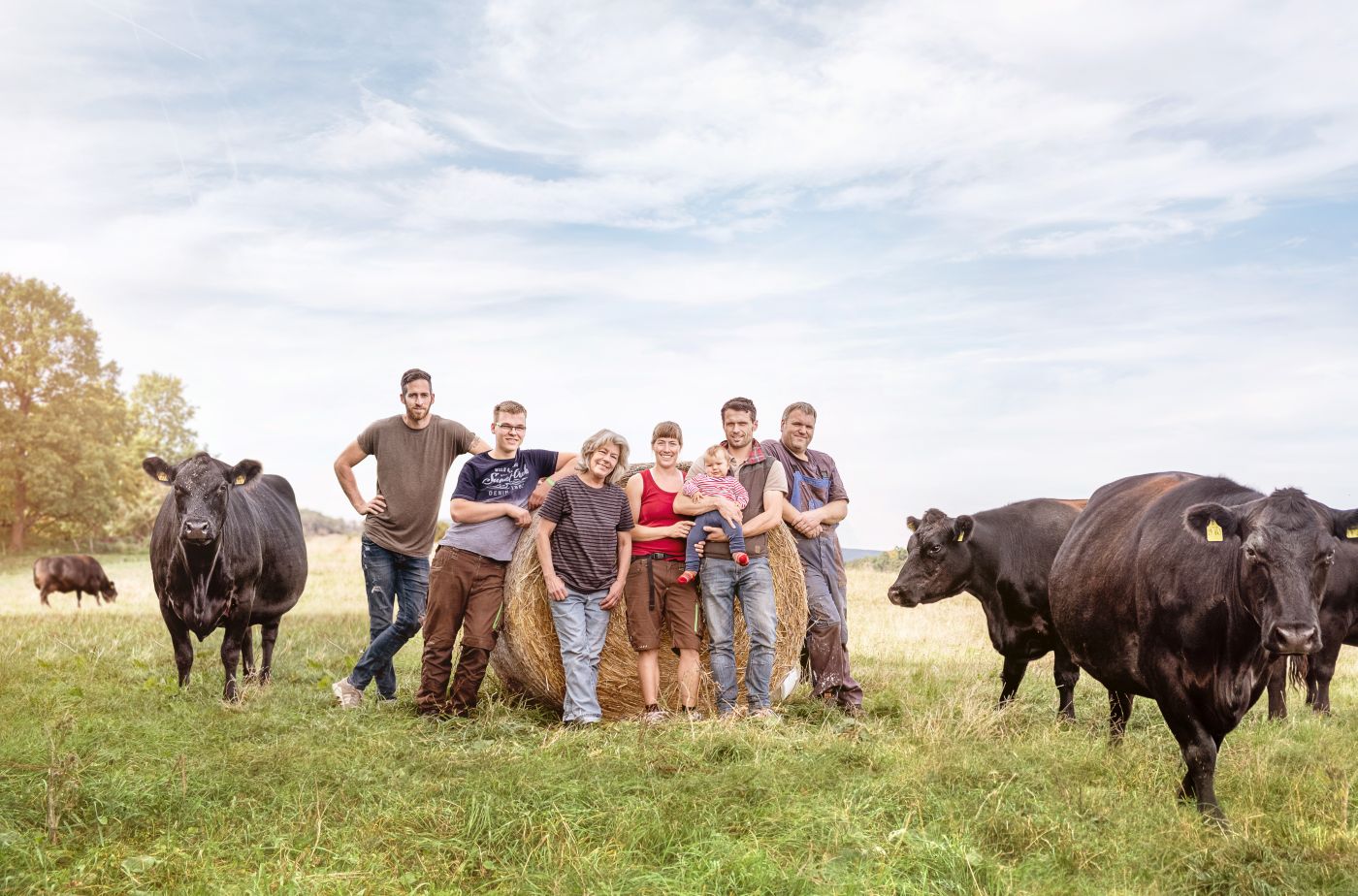 Gruppenfoto zwischen Rindern