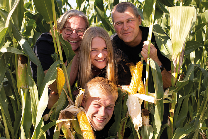 Familie Bird im Maisfeld