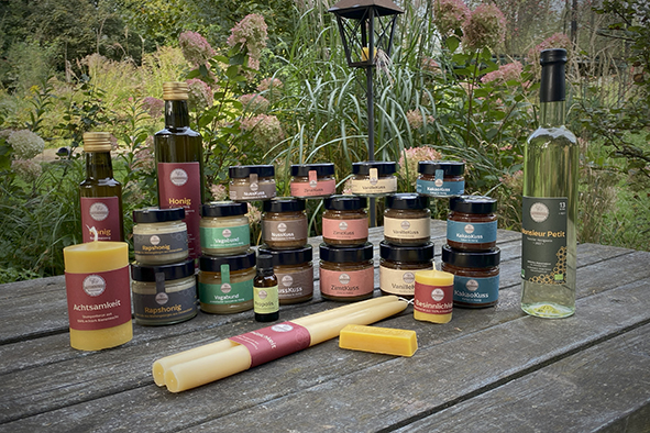 Verschiedene Imkereiprodukte: Honigsorten, Bienenwachsprodukte, Honigwein