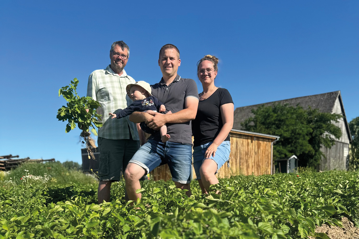 Familie mit Kleinking auf dem Acker