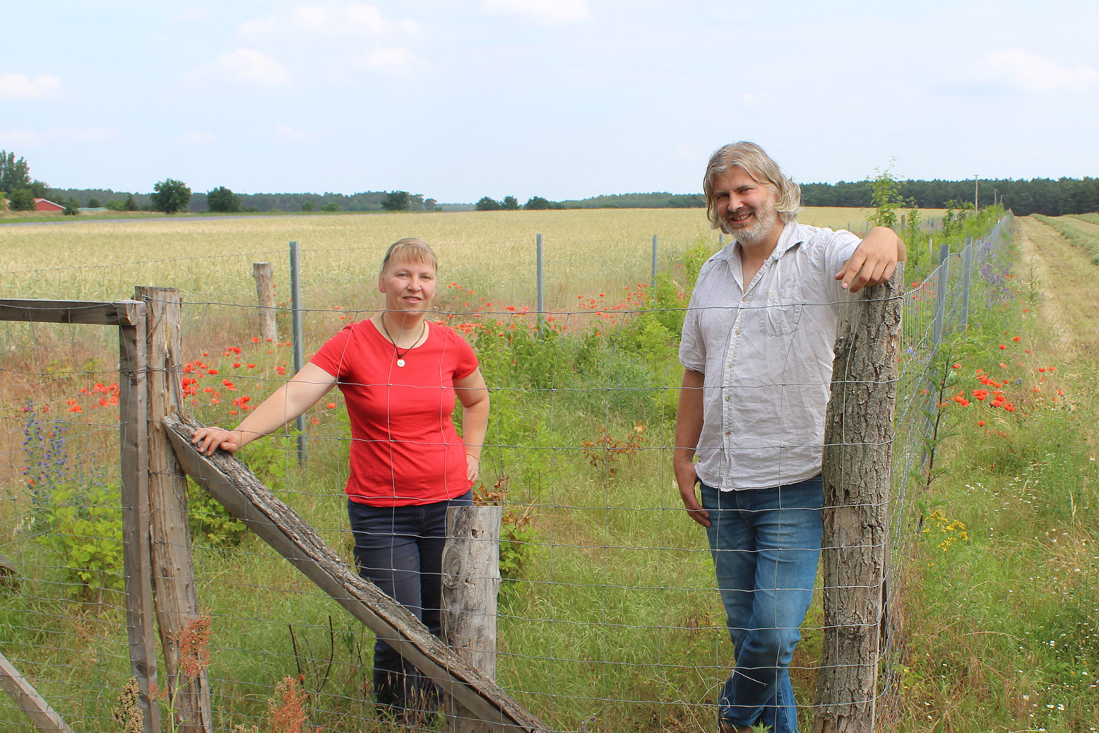 Dr. Uta Mitsch und Christian Warnke stehen am Feldrand