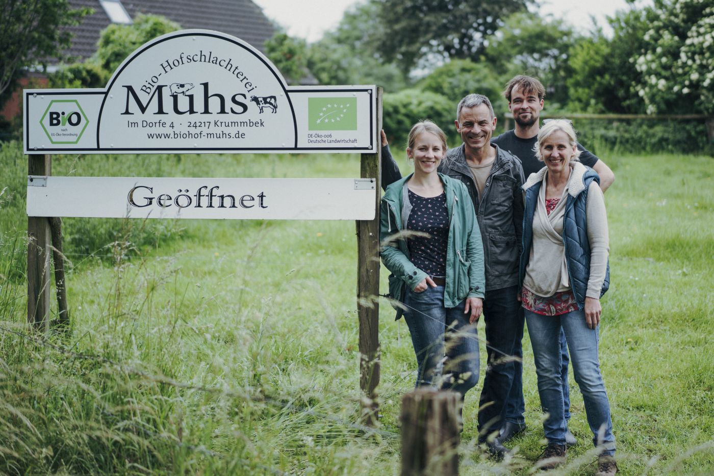 Familienfoto neben dem Hofschild