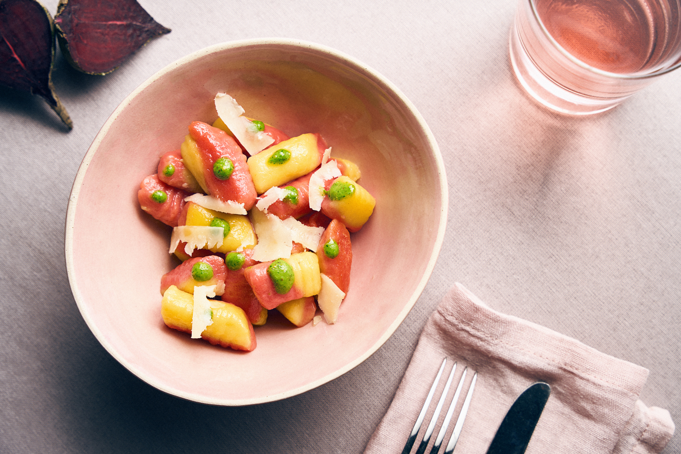 Kartoffel- rote Beete-Gnocchi mit Salsa Verde