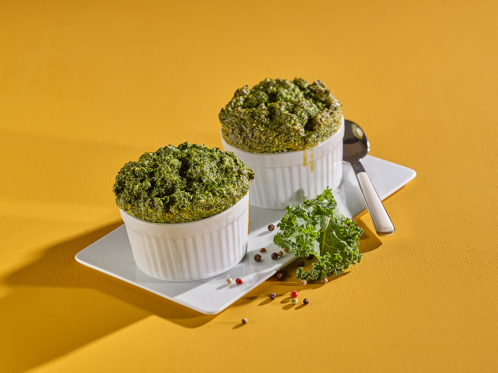 Grünkohl-Soufflés angerichtet.
