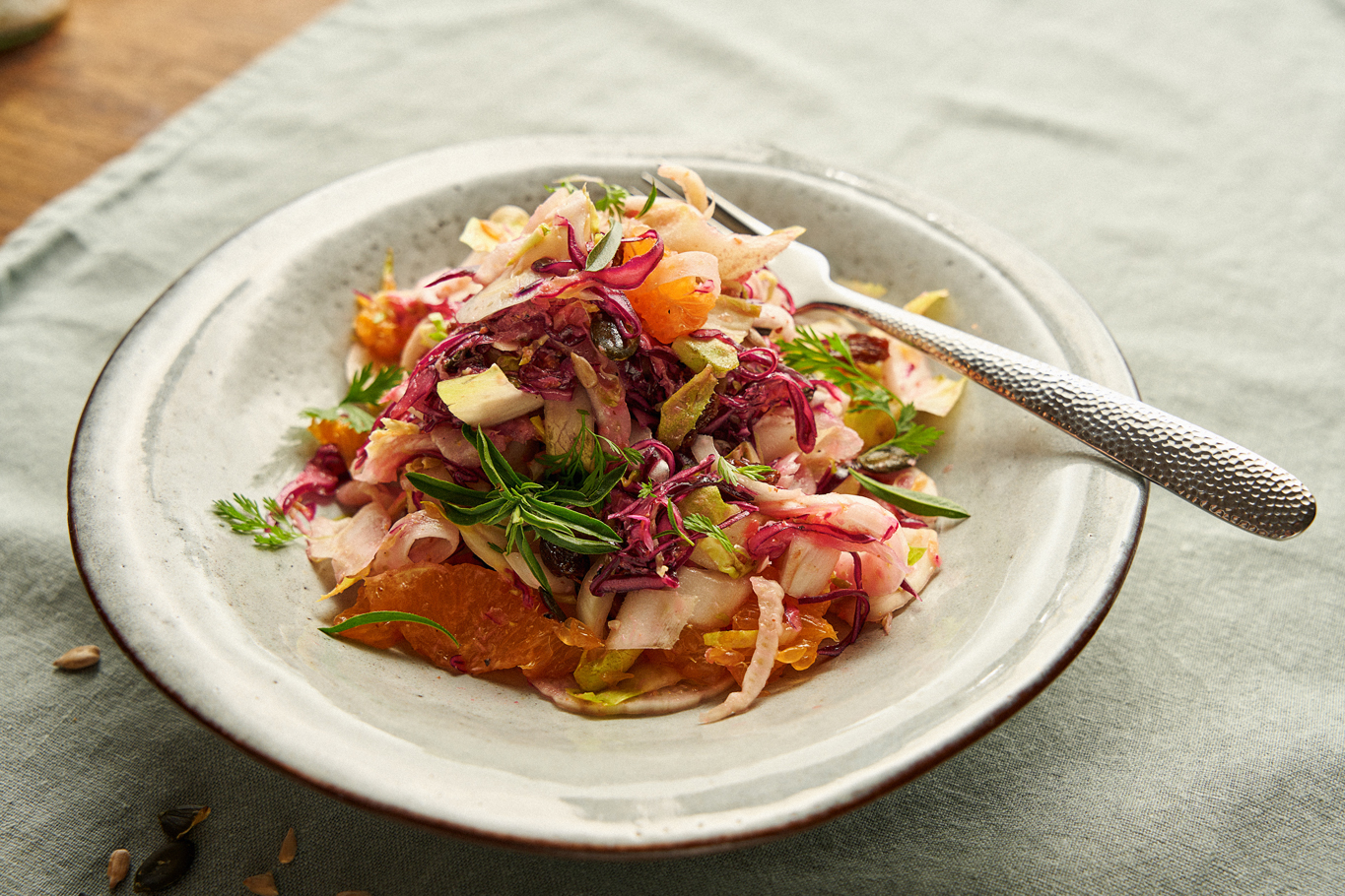 Rohkostsalat aus Wintergemüse mit Meerrettich-Apfeldicksaft-Dressing