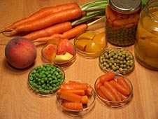 Karotten, Erbsen, Pfirsiche, jeweils frisch und aus der Dose bzw. Glas