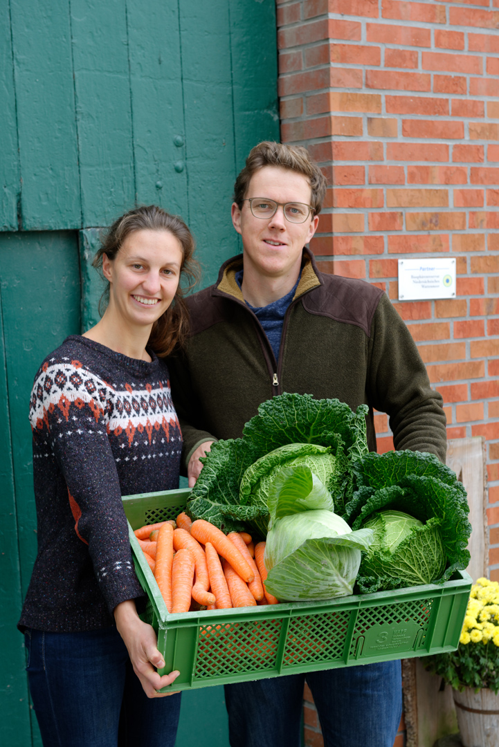 Mann und Frau mit Gemüsekiste