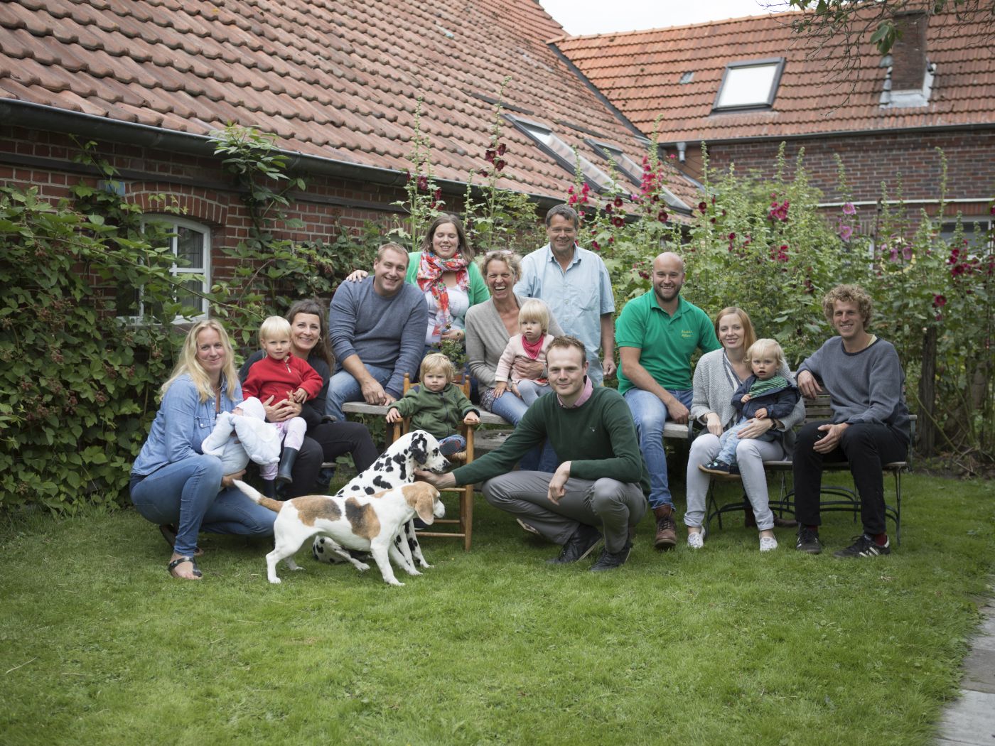 Familienporträt mit Hunden im Garten